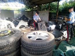 Giugliano: Carabinieri scovano in officina per smontare auto rubate