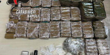 ACERRA, minori rapinano un passante, presi nella loro abitazione, deposito di droga