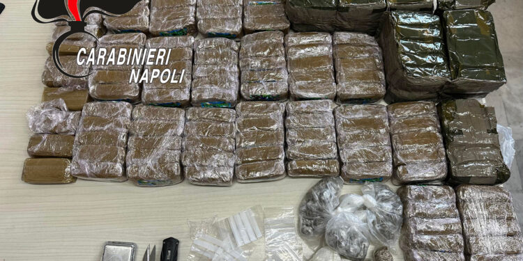 ACERRA, minori rapinano un passante, presi nella loro abitazione, deposito di droga