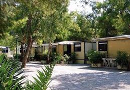 Varcaturo: Un intera famiglia tenta di rubare gli infissi dei bungalow del camping international