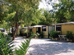 Varcaturo: Un intera famiglia tenta di rubare gli infissi dei bungalow del camping international