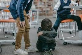 Napoli, padre vessa il figlio per il suo orientamento sessuale