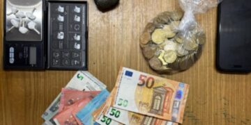 Napoli: In Piazza Carlo III, poliziotti fuori servizio prendono pusher in flagranza di reato