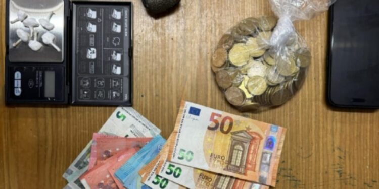 Napoli: In Piazza Carlo III, poliziotti fuori servizio prendono pusher in flagranza di reato