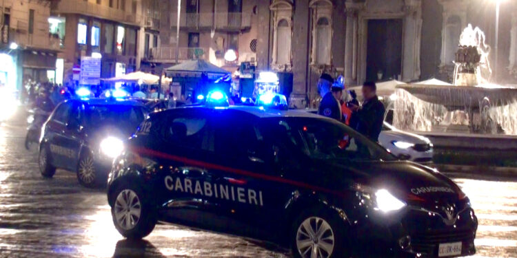 Napoli: Nella galleria Toledo, deruba un commerciante di un giubbotto, aiutandosi con il suo pastore tedesco
