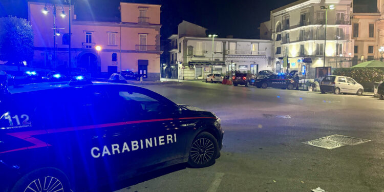 Giugliano: Trova un ladro in casa mentre rovista nella camera da letto