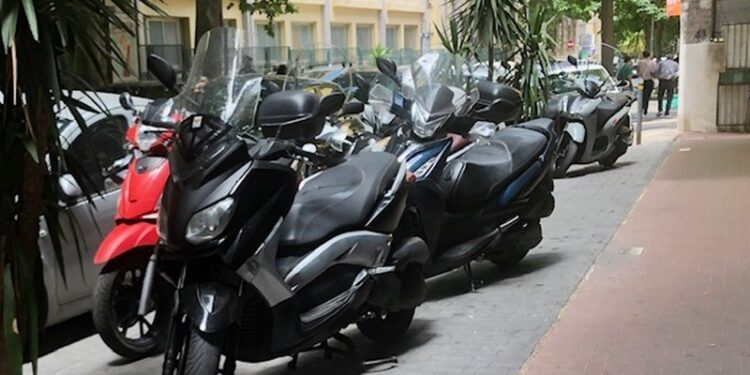 Vomero: Sosta selvaggia dei motocicli sui marciapiedi