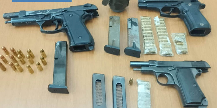 Villaricca: la Polizia lo sorprende in casa con droga , armi e munizioni