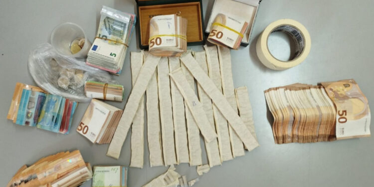 Materdei: Scoperto dalla polizia in casa con droga e soldi