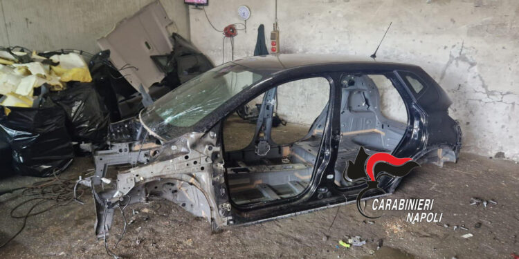Qualiano: Padre e figlio 16enne smontano auto rubata