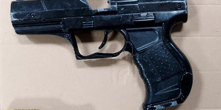 Napoli: Ladro d’auto colto in flagrante dalla Polizia nei pressi di Corso Garibaldi