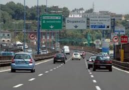 Vomero: Sperona motociclista sulla tangenziale e fugge