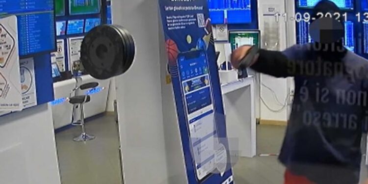 ACERRA: Rapina a sala scommesse , presi i rapinatori grazie alla video sorveglianza in tempo reale