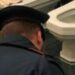 Torre del Greco : Incensurato butta la droga nel wc, per sfuggire al controllo