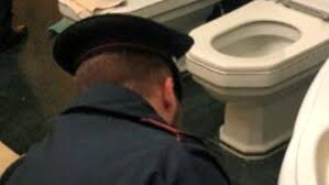 Torre del Greco : Incensurato butta la droga nel wc, per sfuggire al controllo