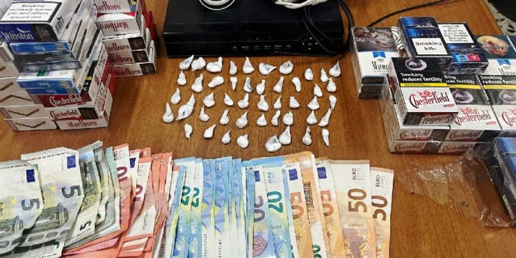 Quartieri Spagnoli: 55enne arrestata perché spaccia dalla finestra di casa
