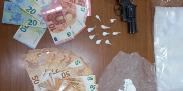 Bagnoli: Droga, armi e soldi in casa , interviene la Polizia