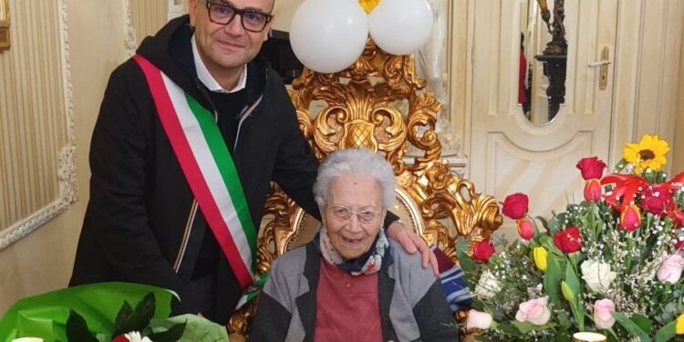 A Crispano si festeggiano i 104 anni di nonna Papiluccia