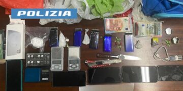 Nola : Sorpresi zio e nipote , con soldi , bilancino e droga