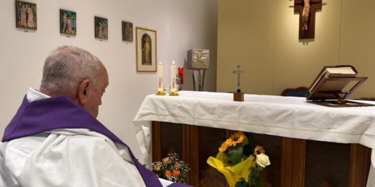 La prima foto dall’ospedale di Papa Francesco