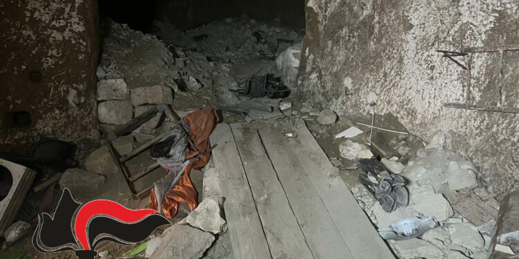Napoli: Rione Sanità, individuata una grotta-discarica, rifugio per moto rubate