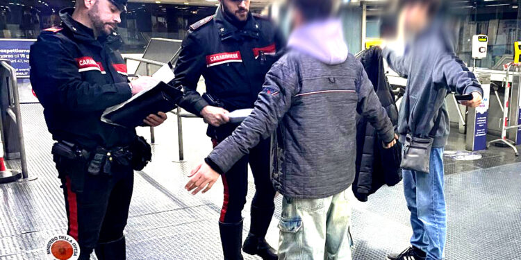 Napoli: La Movida della zona Chiaia, sotto controllo delle forze dell’ordine con metal dector