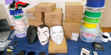 Torre Del Greco: Sequestrati in un deposito , materiale per truffe , maschere dei protagonisti della Casa di Carta