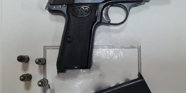 San Pietro a Patierno: Minaccia il vicino con la pistola