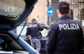 Napoli centro storico: Investe gli agenti di polizia, arrestato