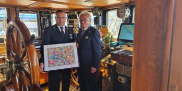 L’EVENTO. Il maestro di pittura Mattia Fiore dona una sua opera all’Amerigo Vespucci, la nave più antica della Marina Militare Italiana