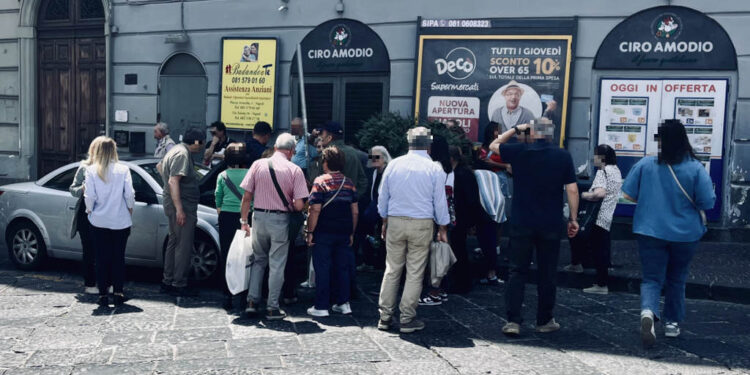 Vomero: Un gattino nel motore di un auto salvato dagli agenti della polizia di stato