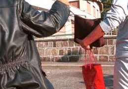 Napoli: A Via Marina , nigeriano scippa una coppia di turisti americani