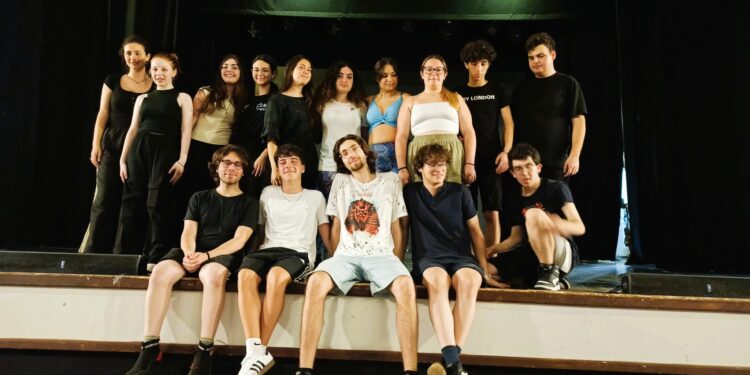 Frattamaggiore: Teatro De Rosa , in scena lo spettacolo di fine anno della scuola di teatro