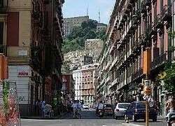 Napoli: In Cso Vittorio Emanuele ferisce un uomo con  coltello