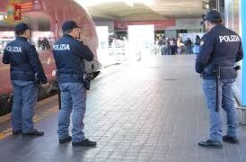 Controlli ed arresti nelle stazioni di Napoli e Salerno