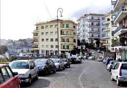 Vomero: In Via Aniello Falcone il vicino allerta le forze dell’ordine , mentre è in atto un furto