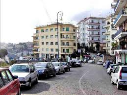 Vomero: In Via Aniello Falcone il vicino allerta le forze dell’ordine , mentre è in atto un furto