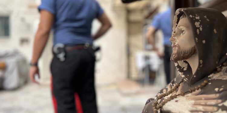 Portici: Nonno orco nei confronti delle due nipotine