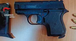 Castellamare di Stabia: Pistola clandestina in auto