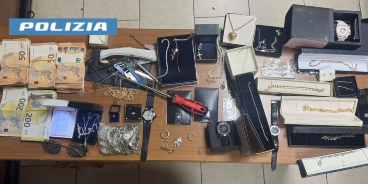 Napoli: Colli Aminei, furto in appartamento presi gli autori del furto