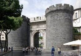 Porta Capuana : Controlli dei Carabinieri ai negozi di alimenti