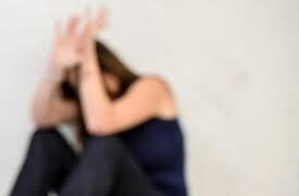 Napoli: Non accetta che la figlia è omosessuale, tenta di sfondare la porta di casa