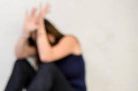 Napoli: Non accetta che la figlia è omosessuale, tenta di sfondare la porta di casa