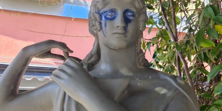 Ercolano: Vandalizzate le statue di Piazza Colonna