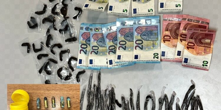 Portici: 18enne trovato in possesso di munizioni , soldi e droga