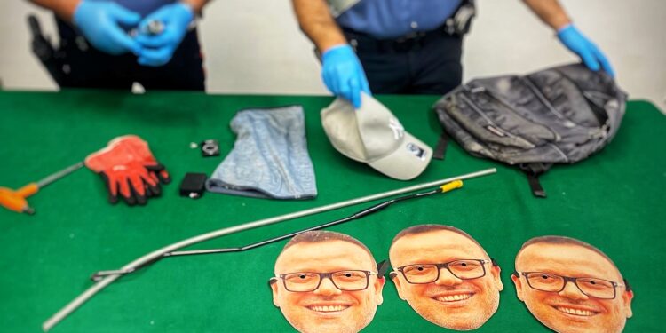 Castellammare di Stabia: Realizza dei furti mascherato d Gigi D’Alessio