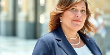 Regionali Campania: Movimenti in corso, Forza Italia mette paletti a Cirielli, Ciarambino si presenta ai Socialisti, Sommese dovrebbe seguirla