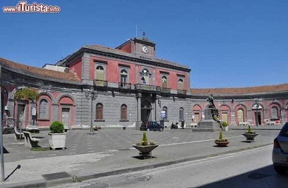Cercola: lo aggredisce con una pala e gli urina sugli abiti