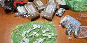 Pozzuoli: Pusher 19enne custodisce in casa droga