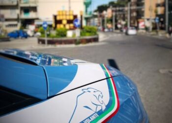 Napoli:A Santa Lucia tenta di aggredire la ex